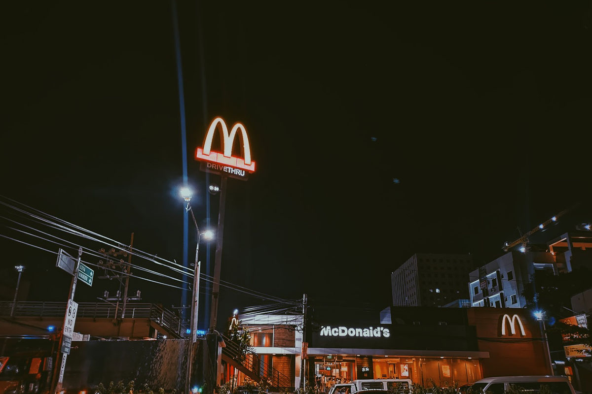 Mcdonalds sign night